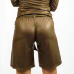 Completo in ecopelle shorts svasato con fusciacca e maglia scollatura a barca